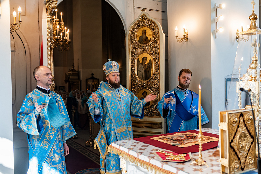 Божественная литургия в Троицком храме села Ваулово м.о. Чехов в день празднования Боголюбской иконы Божией Матери